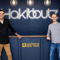 Amir Wolner, de HaKibbutz (à gauche), et Guy Franklin, d'Israeli Mapped in NY (Crédit : Ohad Kab)