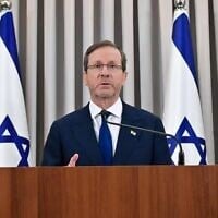 Le président Isaac Herzog mettant en garde contre la violence liée aux prochaines élections dans un discours adressé à la nation, le 21 juillet 2026. (Crédit : Kobi Gideon/Bureau de la presse gouvernementale)