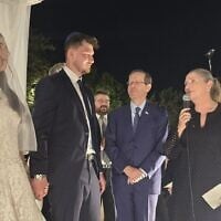 Le président Isaac Herzog prenant la parole lors du mariage des deux anciens otages Sasha Trufanov et Sapir Cohen, le 5 juillet 2026. (Crédit : Président Isaac Herzog/X)