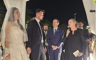 Le président Isaac Herzog prenant la parole lors du mariage des deux anciens otages Sasha Trufanov et Sapir Cohen, le 5 juillet 2026. (Crédit : Président Isaac Herzog/X)