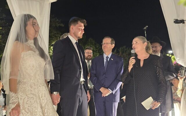 Le président Isaac Herzog prenant la parole lors du mariage des deux anciens otages Sasha Trufanov et Sapir Cohen, le 5 juillet 2026. (Crédit : Président Isaac Herzog/X)