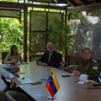 La présidente par intérim du Venezuela, Delcy Rodríguez, avec des officiers du Commandement du Front intérieur de l'armée israélienne au Venezuela, sur une image publiée le 10 juillet 2026. (Armée israélienne)