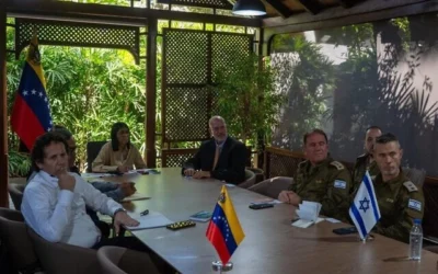 La présidente par intérim du Venezuela, Delcy Rodríguez, avec des officiers du Commandement du Front intérieur de l'armée israélienne au Venezuela, sur une image publiée le 10 juillet 2026. (Armée israélienne)
