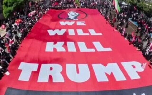 Une grande banderole portant l'inscription "We will kill Trump" (nous tuerons Trump) brandie par des personnes venues assister aux funérailles à Mashhad, en Iran, où le guide suprême Ali Khamenei a été inhumé le 9 juillet 2026. (Crédit : via X, utilisé conformément à l'article 27a de la loi sur le droit d'auteur)