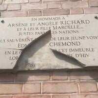 Une plaque commémorative rendant hommage à un couple de Justes a été vandalisée dans le sud-est de Paris, 84 ans jour pour jour après la rafle du Vel d'Hiv. (Crédit : Alice Rufo / X)