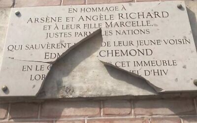 Une plaque commémorative rendant hommage à un couple de Justes a été vandalisée dans le sud-est de Paris, 84 ans jour pour jour après la rafle du Vel d'Hiv. (Crédit : Alice Rufo / X)