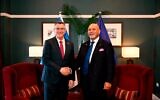 Le ministre des Affaires étrangères Gideon Saar (à gauche) et son homologue nauruan Lionel Aingimea, aux Fidji, en juin 2025. (Crédit : Gideon Saar/X)