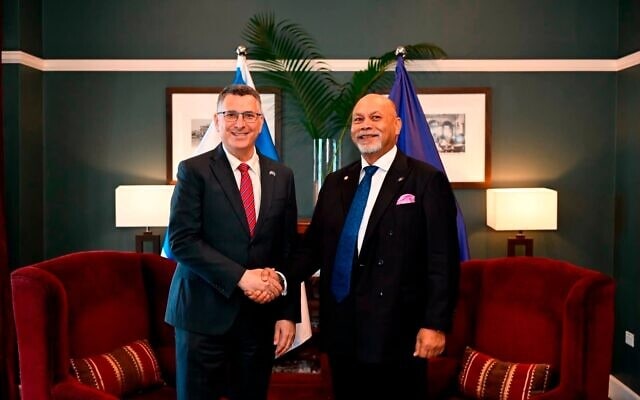 Le ministre des Affaires étrangères Gideon Saar (à gauche) et son homologue nauruan Lionel Aingimea, aux Fidji, en juin 2025. (Crédit : Gideon Saar/X) Le ministre des Affaires étrangères Gideon Saar (à gauche) et son homologue nauruan Lionel Aingimea, aux Fidji, en juin 2025. (Crédit : Gideon Saar/X)