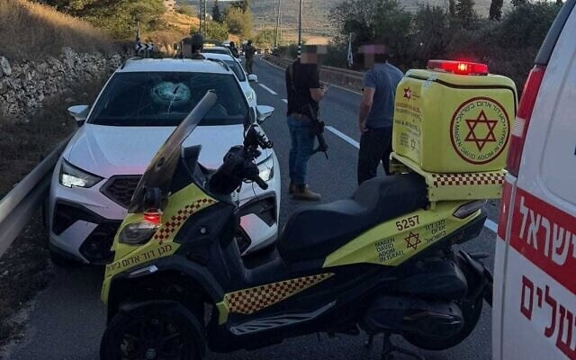 La scène où une Israélienne a été légèrement blessée après que des Palestiniens ont lancé des pierres sur sa voiture sur la Route 60, près de Sinjil en Cisjordanie, le 15 juillet 2026. (Crédit :  Magen David Adom)