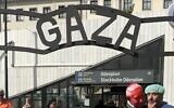 Mise en scène réalisée par des manifestations anti-Israël, à Stockholm, le 11 juillet 2026. (Crédit : Capture d'écran)