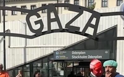 Mise en scène réalisée par des manifestations anti-Israël, à Stockholm, le 11 juillet 2026. (Crédit : Capture d'écran)