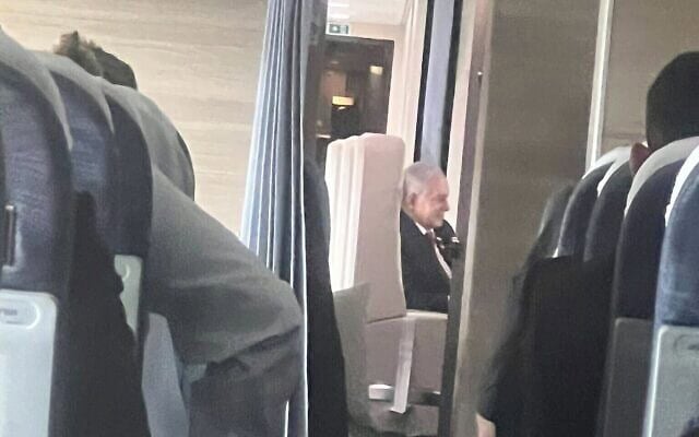 Illustration : Le Premier ministre Benjamin Netanyahu aperçu par des journalistes à bord de l’avion officiel « Aile de Sion » lors de son vol vers Washington, le 22 juillet 2024. (Crédit : Lazar Berman/Times of Israel)