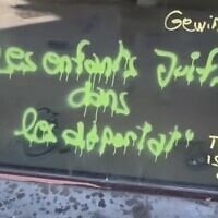 Tags sur la vitrine d'un magasin inoccupé de l'avenue Louise, à Bruxelles, le 11 juillet 2026. (Crédit : Capture d'écran/Instagram @combatantisemitism)