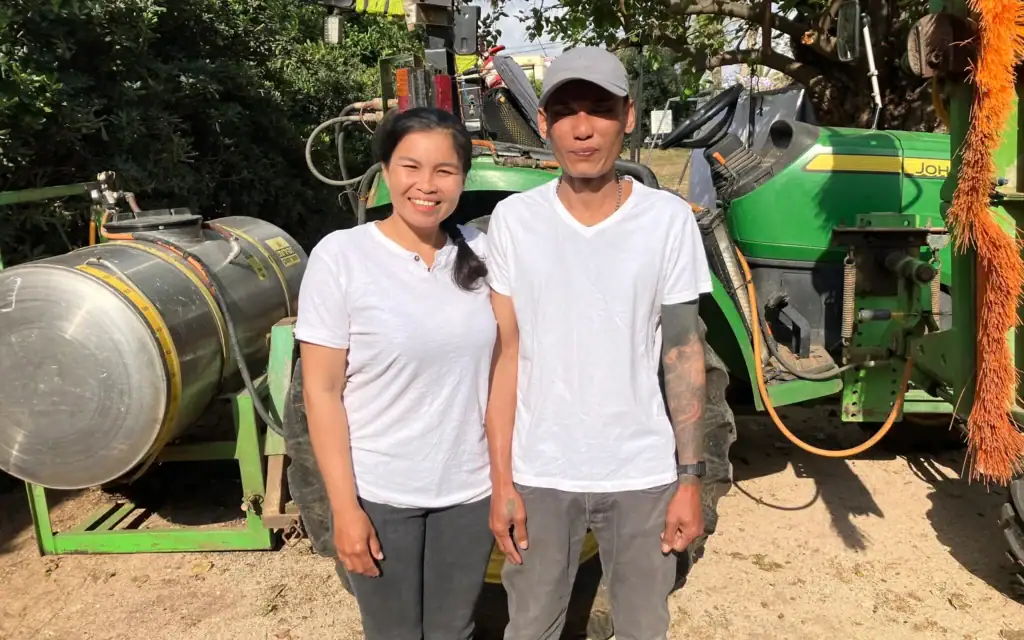 Un couple marié originaire de Thaïlande, composé de Qwon (à gauche) et Tay, participe à la fête de Shavouot à Shavei Zion, en Galilée occidentale, où ils travaillent dans les vergers d'avocatiers, le 21 mai 2026. (Crédit: Diana Bletter/Times of Israel)