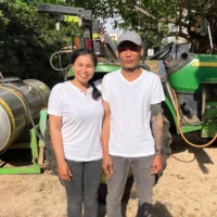 Un couple marié originaire de Thaïlande, composé de Qwon (à gauche) et Tay, participe à la fête de Shavouot à Shavei Zion, en Galilée occidentale, où ils travaillent dans les vergers d'avocatiers, le 21 mai 2026. (Crédit: Diana Bletter/Times of Israel)