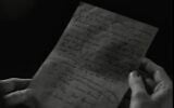 Lettre d'un condamné à mort lue par un descendant de son destinataire. (Capture d'écran / Archives d'Arolsen).