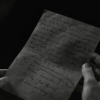 Lettre d'un condamné à mort lue par un descendant de son destinataire. (Capture d'écran / Archives d'Arolsen).