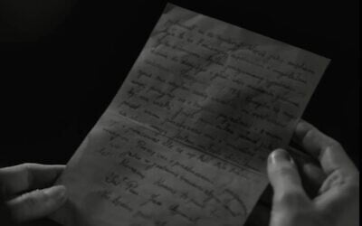 Lettre d'un condamné à mort lue par un descendant de son destinataire. (Capture d'écran / Archives d'Arolsen).