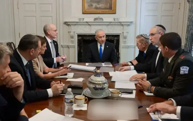 Le Premier ministre Benjamin Netanyahu (au centre) s'entretient avec ses principaux conseillers avant sa rencontre avec le président américain Donald Trump à Washington, le 28 juillet 2026. (Crédit: Maayan Toaf/GPO)