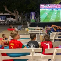 De jeunes Israéliens regardent un match de la Coupe du monde entre le Portugal et l'Ouzbékistan, retransmis en plein air à Jaffa, le 23 juin 2026. (Deborah Danan/ JTA)