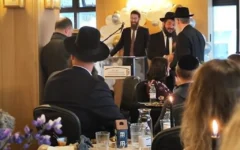 Le rabbin Avraham Feldman prend la parole lors de l'inauguration du centre juif à Reykjavik, en Islande, le 7 juillet 2026. (Jenna Gottlieb/ JTA)