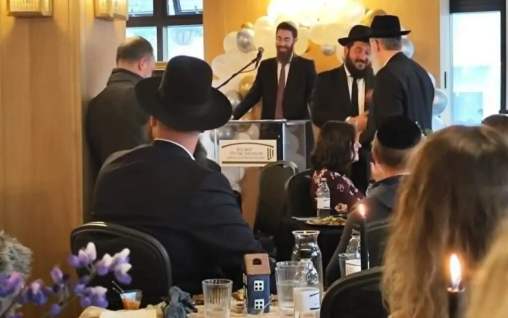 Le rabbin Avraham Feldman prend la parole lors de l'inauguration du centre juif à Reykjavik, en Islande, le 7 juillet 2026. (Jenna Gottlieb/ JTA) Le rabbin Avraham Feldman prend la parole lors de l'inauguration du centre juif à Reykjavik, en Islande, le 7 juillet 2026. (Jenna Gottlieb/ JTA)