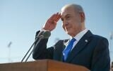 Le Premier ministre Benjamin Netanyahu prend la parole lors d'une cérémonie de remise des diplômes organisée pour les pilotes à la base aérienne d'Hatzerim, le 9 juillet 2026. (Crédit : Maayan Toaf / GPO)