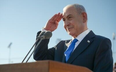 Le Premier ministre Benjamin Netanyahu prend la parole lors d'une cérémonie de remise des diplômes organisée pour les pilotes à la base aérienne d'Hatzerim, le 9 juillet 2026. (Crédit : Maayan Toaf / GPO)