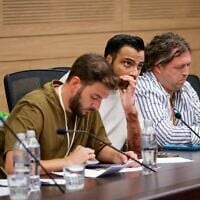 Itzik Saidyan (au centre) participant à une réunion de la commission de la Chambre de la Knesset, le 5 juillet 2026. (Crédit : Noam Moskowitz/Bureau du porte-parole de la Knesset)