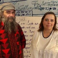 Psoy Korolenko, à gauche, et Anna Shternshis, à droite, ont collaboré sur l'album « Yiddish Glory : The Silenced Songs of World War II ». (Photo et design de Dan Rosenberg via JTA)