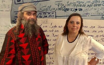 Psoy Korolenko, à gauche, et Anna Shternshis, à droite, ont collaboré sur l'album « Yiddish Glory : The Silenced Songs of World War II ». (Photo et design de Dan Rosenberg via JTA)