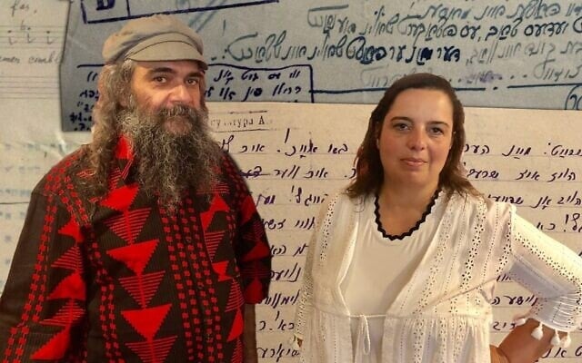 Psoy Korolenko, à gauche, et Anna Shternshis, à droite, ont collaboré sur l'album « Yiddish Glory : The Silenced Songs of World War II ». (Photo et design de Dan Rosenberg via JTA)