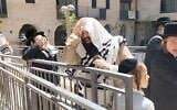 Des manifestants ultra-orthodoxes priant et faisant du bruit devant le Café Basimta, à Jérusalem, le 4 juillet 2026. (Crédit : Capture d'écran/X ; utilisée conformément à l'article 27a de la loi sur le droit d'auteur)
