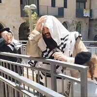 Des manifestants ultra-orthodoxes priant et faisant du bruit devant le Café Basimta, à Jérusalem, le 4 juillet 2026. (Crédit : Capture d'écran/X ; utilisée conformément à l'article 27a de la loi sur le droit d'auteur)
