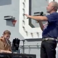 Alon Ohel, ancien otage du Hamas (à gauche), accompagnant au clavier le chanteur américain John Ondrasik interprétant sa célèbre ballade « Superman » à bord du porte-avions USS Nimitz, dans le port de New York, le 4 juillet 2026. (Crédit : Capture d'écran/PR via X)