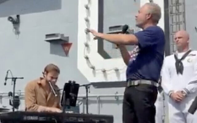 Alon Ohel, ancien otage du Hamas (à gauche), accompagnant au clavier le chanteur américain John Ondrasik interprétant sa célèbre ballade « Superman » à bord du porte-avions USS Nimitz, dans le port de New York, le 4 juillet 2026. (Crédit : Capture d'écran/PR via X)