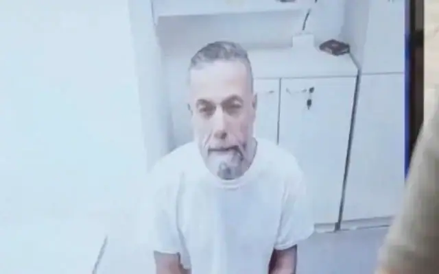 Hussam Abu Safiya, directeur de l'hôpital Kamal Adwan, apparaît en direct lors d'une audience devant un tribunal israélien concernant sa détention, en juin 2026. (Capture d'écran/Reuters)