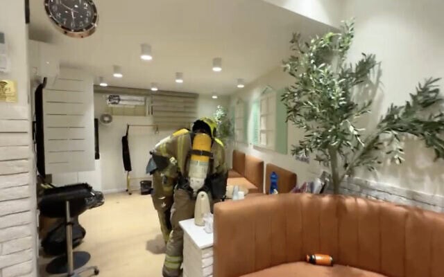 Les pompiers intervenant suite à une fuite de monoxyde de carbone, dans un salon de beauté de Jérusalem-Est, le 8 juillet 2026. (Crédit : Services d'incendie et de secours)