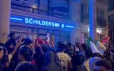 Des supporters marocains scandent « Tous les Juifs sont des p*édés" devant un centre de santé communautaire à Amsterdam, aux Pays-Bas, le 10 juillet 2026. (Vidéo/ X)