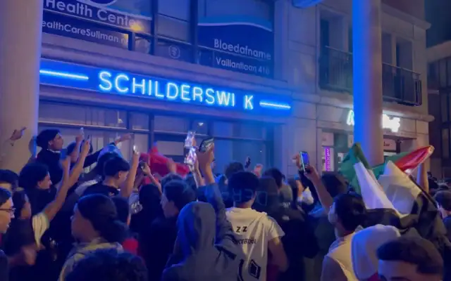 Des supporters marocains scandent « Tous les Juifs sont des p*édés" devant un centre de santé communautaire à Amsterdam, aux Pays-Bas, le 10 juillet 2026. (Vidéo/ X)