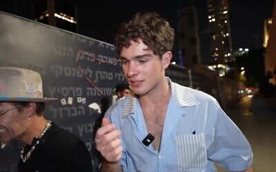 Clavicular, influenceur antisémite adepte du « looksmaxxing », en direct lors d'une visite, à Tel Aviv, en juillet 2026. (Crédit : Capture d'écran/Kick)