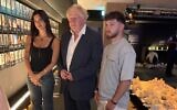 L'ancien Premier ministre britannique Boris Johnson en compagnie de l'ancien otage Bar Kupershtein et de May Hayat, survivante du festival Nova, à l'exposition Nova, à Londres, le 14 juillet 2026. (Crédit : Exposition Nova - Londres)