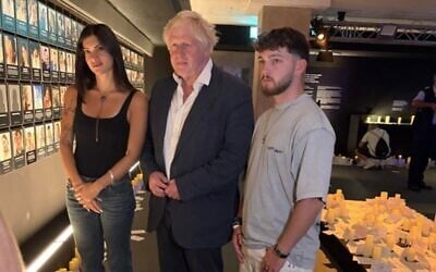 L'ancien Premier ministre britannique Boris Johnson en compagnie de l'ancien otage Bar Kupershtein et de May Hayat, survivante du festival Nova, à l'exposition Nova, à Londres, le 14 juillet 2026. (Crédit : Exposition Nova - Londres)