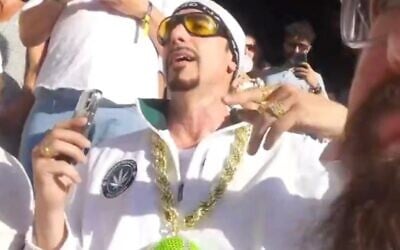 Sacha Baron Cohen faisant une apparition lors de la finale de Wimbledon dans le rôle d'Ali G, le 14 juillet 2026. (Crédit : Capture d'écran via X)