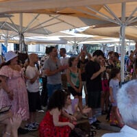 Une foule s'est rassemblée pour assister au spectacle donné par Oren Pesso et sa fille Renée dans le parc HaTachana à Tel Aviv, le 24 juillet 2026. (Crédit : Theia Chatelle/JTA)