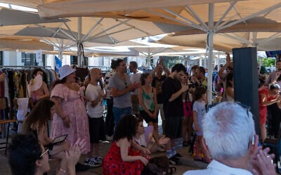 Une foule s'est rassemblée pour assister au spectacle donné par Oren Pesso et sa fille Renée dans le parc HaTachana à Tel Aviv, le 24 juillet 2026. (Crédit : Theia Chatelle/JTA)