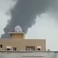 Photo d'illustration: De la fumée s'élevant à la suite d'une frappe présumée d'un drone houthi contre le site de traitement de pétrole d'Abqaiq, situé dans l'est de l'Arabie saoudite, le 27 juillet 2026. (Crédit : Capture d'écran/X)