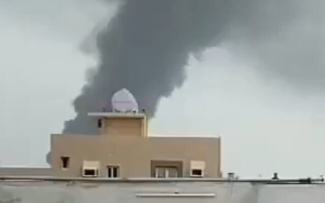 Photo d'illustration: De la fumée s'élevant à la suite d'une frappe présumée d'un drone houthi contre le site de traitement de pétrole d'Abqaiq, situé dans l'est de l'Arabie saoudite, le 27 juillet 2026. (Crédit : Capture d'écran/X)
