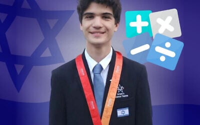 Yotam Budnik, élève du lycée De-Shalit de Rehovot, pose avec sa médaille d'or remportée aux Olympiades internationales de mathématiques (IMO) organisées à Shanghai, en Chine, le 3 juillet 2026. (Crédit : Capture d'écran/Israel/X)