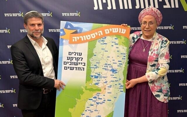 Le ministre des Finances, Bezalel Smotrich (à gauche), et la ministre chargée des Implantations, Orit Strouk, annonçant un projet gouvernemental prévoyant la création de dizaines de nouvelles implantations en Cisjordanie, le 14 juillet 2026. (Crédit :  HaTzionout HaDatit)